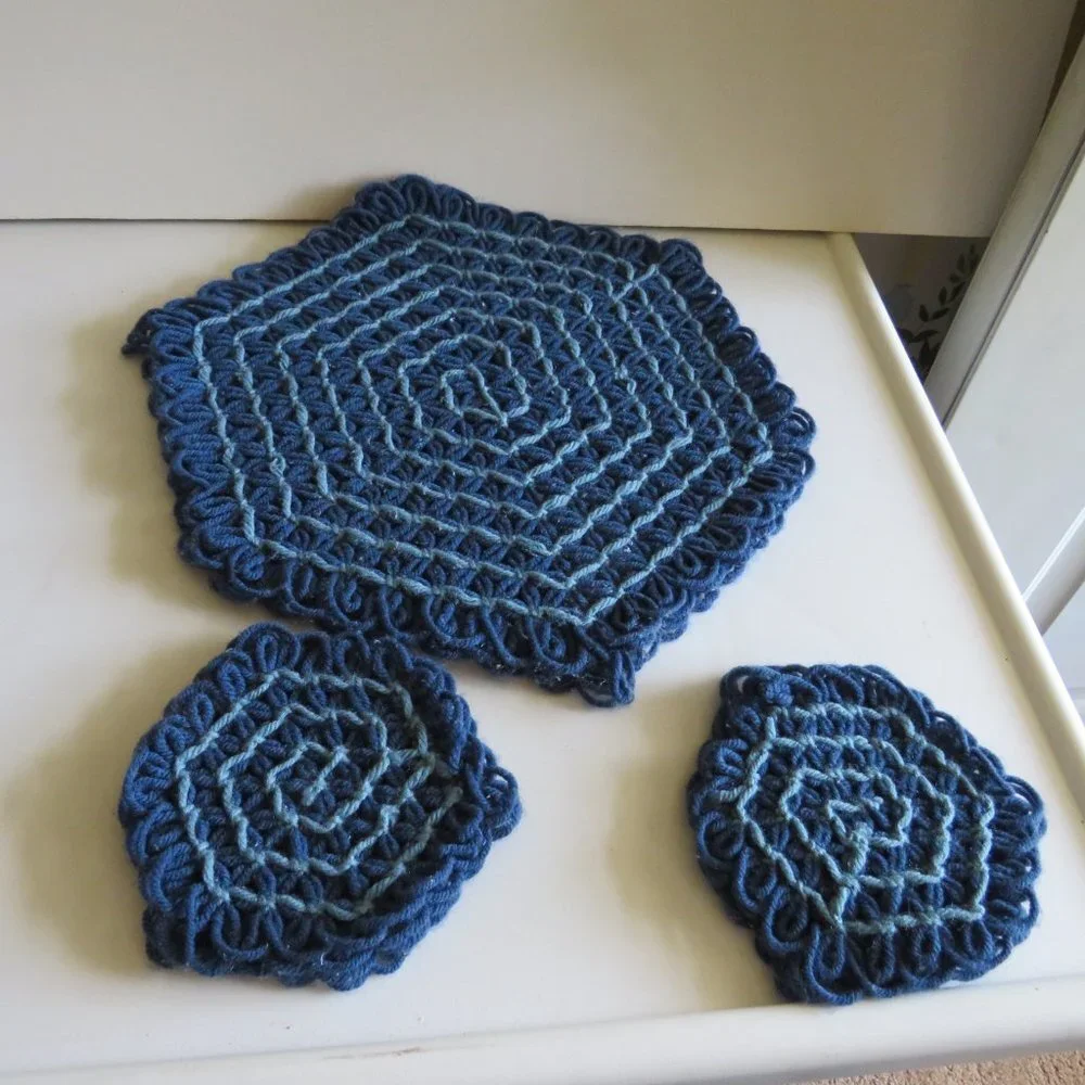 YARN TRIVET & 2 COASTER PLACE Vintage Yarn 1980s (set of 3 total)